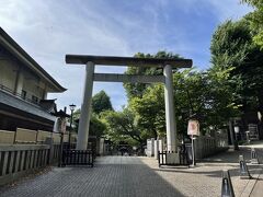 そしてまた上野公園へ戻るため、急な坂を上がっていく途中で五條天神社の鳥居がありました。