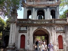 次に下車観光した文廟、孔子廟とも言われているとか。
入場ゲートとなっている文廟門。