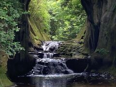 話題の「濃溝の滝」です。

時間帯によって、日差しが入るとハートマークになるようです。奥の方は人工的な石積みがあるので、以前は注目されていなかったのでしょう。

勿論、多くの人が写真を撮っていました。