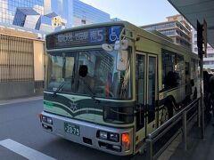 京都市バス南5号系統の稲荷大社・竹田駅東口行きのバスの車体の
写真。
