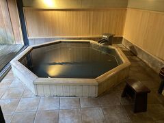 2日目の朝は、まずお風呂からです。

酔いも覚まして、さっぱりしないと朝食も食べられません。

行ってみると、全くお風呂が空いていません。仕方なく、少し待ったら昨日と同じお風呂に入れました。

貸切風呂しかないのも、良し悪しです。