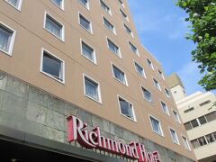 宿泊したリッチモンドホテル横浜馬車道です。中の写真は無くて外観のみとなりました。今日は快晴。昨夜の雨は夜中に上がっています。