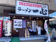 時刻はちょうどお昼時だったので、先に腹ごしらえ（笑）

富山駅から徒歩5分ほどのところにあるラーメン店で富山名物・ブラックラーメンをいただきます。

人気店のようで少し行列ができていました。