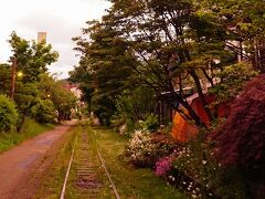 手宮線は北海道では最初の鉄道である官営幌内鉄道（手宮駅 - 札幌駅 - 幌内駅）の一部として明治13年の1880年に開通しました。官営幌内鉄道は北海道炭礦鉄道に譲渡された後、鉄道国有法によって明治39年の1906年に買収され国有化されましたた。