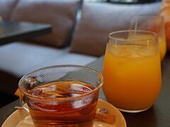 思っていた通りお客さんは若いカップルが多いようです。まずはセルフで紅茶とオレンジジュースをいただきます。