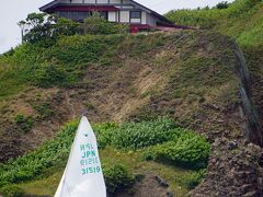 「鰊御殿」の建物は明治30年の1897年に積丹の泊村に建てられ、昭和30年の1958年に現在地へ移築復元したものです。移築後の昭和35年の1960年には「北海道有形文化財ニシン漁場建築」として文化財に指定されています。