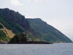 高島岬を越えると景色は一変して荒々しくなります。小さな小島のようなものが見えてきます。