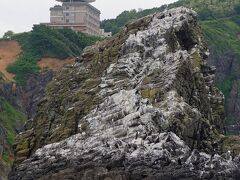高島岬の丘に建つ「ホテルノイシュロス小樽」が見えてきました。このホテルは全室がオーシャンビューで露天風呂付リゾートホテルだそうです。