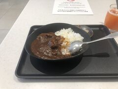 JAL国際線ラウンジ名物お肉ゴロゴロビーフカレー。
今回の弾丸海外を決行したのは実はマニラに行きたかったからではありません。
このラウンジで食べるカレーが目的だったと言っても過言ではありません。
オムソーセージカレーといった下品なアレンジはできませんが、以前のラウンジのお肉争奪戦も無く、お上品に頂きます。