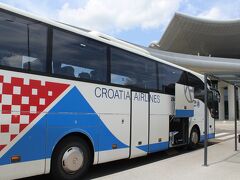 空港からシャトルバスで市内へ。
４５ｋｎで現金払いのみ。
バスは、ザグレブのバスターミナルまで約２０分。