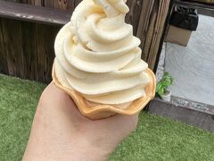 湯本坂途中にあるくりの里と言うお店で、栗のソフトクリームをいただきました。

焼き栗もおいしそうでした～。