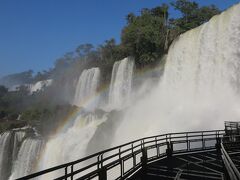 最初に滝の下遊歩道のコースを歩き、