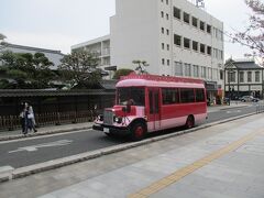 １６３１．日曜。茶玻瑠ちゃはる。ホテル送迎バスはどピンクのボンネットバス。防護シートになってる。