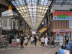 熱海駅前には2つの商店街があり、こちらが仲見世商店街です。
多くの飲食店が並び、人通りも多く活気がありました。