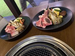 この日の夕食はBBQ。

肉あり、魚あり、野菜あり、ビーチを見ながらBBQを楽しみます。