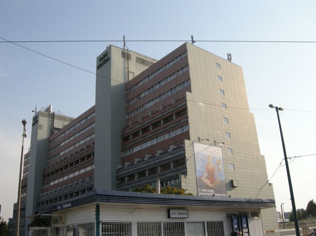 【8/15（金）】ついに最終日の朝を迎えた。　雲ひとつない晴天(^^)<br />昨夜泊まったホテルの全景。<br />今日は、午前中フリータイム、午後はグループでの旧市街観光、<br />夜８：３０発の飛行機で帰国する。<br />