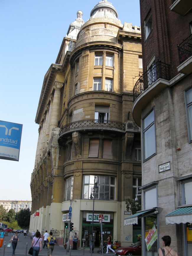 ブダペストの歴史がアヤフヤになってるので、再確認…<br /><br />1世紀頃　紀元前からケルト人の集落があったが、次第にローマ人が増え<br />106年　　ローマ人集落が中心都市となり、建築物が増え、発展していく。<br />829年　　ブダとペストにそれぞれ要塞建設。<br />９世紀　　ハンガリーの人々の定住が増加し、ハンガリー王国となる。<br />13世紀　　モンゴルに侵略され、平原の地形が不利だとわかり城壁を補強。<br />1361年　　王宮をブダの丘に据え、ハンガリー王国の首都となる。<br />1500年頃　ブダの住人は5000人ほどとなった。<br />1526年　　ハンガリーがオスマンに襲撃され、<br />1541年　　ハンガリー東側がオスマン支配下、<br />　　　　　　西側は、ハプスブルク帝国の支配下となる。<br />1686年以降　欧州各地からの援軍を得て、オスマン支配から脱却。<br />　　　　　　ハプスブルク帝国のみの支配下となる。<br />1867年　　オーストリア＝ハンガリーの二重帝国誕生。<br />1873年　　ブダとペストが合併、大都市ブダペストとなる。<br />1918年　　二重帝国解体、ハンガリー王国として独立。領土は縮小される。<br />1944年　　第二次大戦でナチスドイツが国土を占領、大掛かりなユダヤ人迫害。<br />1944から1945年にかけて、ソ連がブダペストを攻撃（ブダペスト包囲戦）<br />　　　　　　大被害を受ける。　<br />1949年　　ハンガリーが共産主義の人民共和国となり、ブダ城を破壊。<br />1956年　　ブダペストでハンガリー動乱（デモ）起こる。<br />1960から1980年代　　戦火による被害の修復や近代化が集中的に行われた。<br />1989から1990年　政治体制が大きく変化。<br />1990年以降　　ブダペスト市長により街の開発が進み、めざましく発展した。