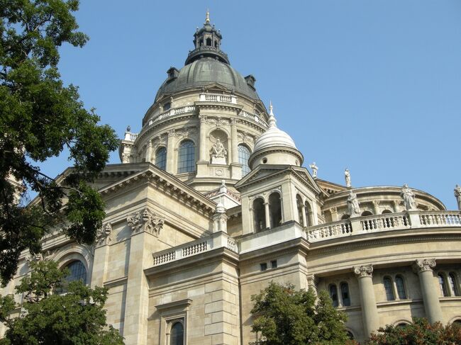 おお！「聖イシュトバーン大聖堂」　　変わらぬ堂々たるお姿！<br />去年同様、午後からのツアー観光で訪れることになるだろうし…　とスルー。