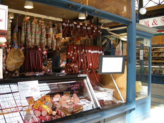 海産物、肉類の店よりもソーセージ専門店が多いように感じた。<br />ハンガリー名産のフォアグラも色々ありお買い得らしい。