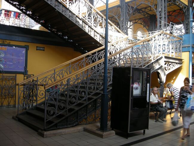 ２階へ上がる階段。