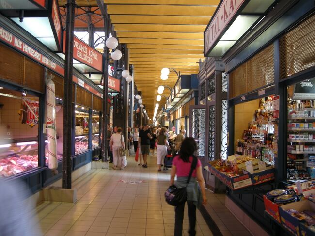 ２階は、民芸品や土産物の店が多く、飲食店もある。