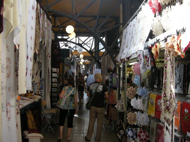 ハンガリー刺繍やレース製品なども。