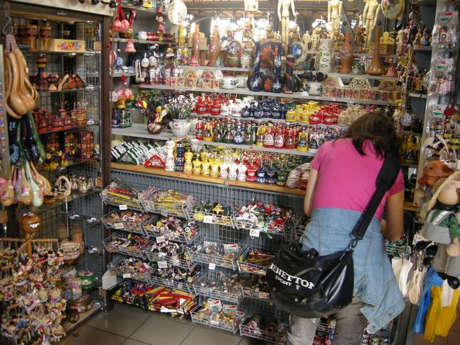 土産物屋にて、木製の卵に様々な手描きのペイントがしてあるものをアレコレ物色中。　<br />（夫は全く興味ナシ）