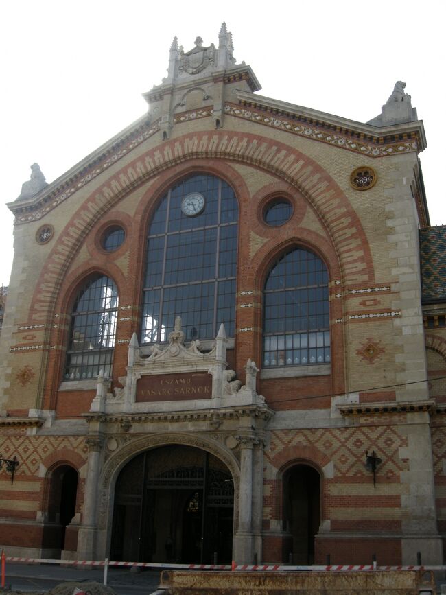 大きくて立派な建物。ブダペスト最大の市場だ。<br />平日は朝６時から夕方５時までの営業、日曜は休みで土曜は早く閉まるようだ。