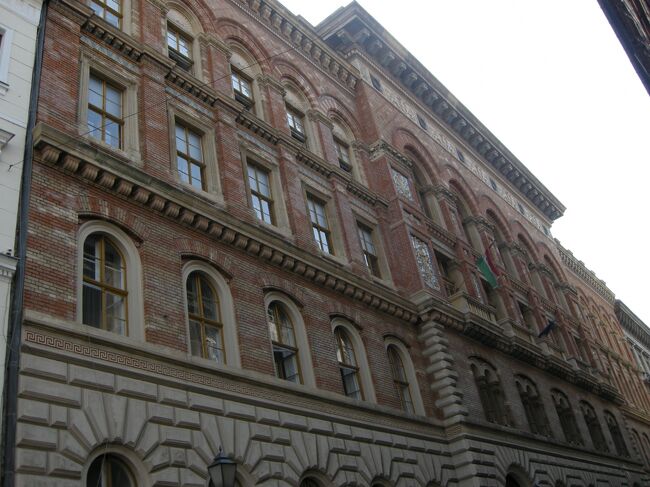 市場内をくまなく回って少し買い物し、再び街歩き。<br />ヴァーツィ通りを先に進む。