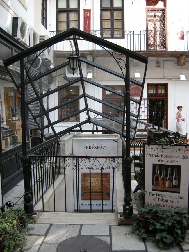 地下に下りる階段。