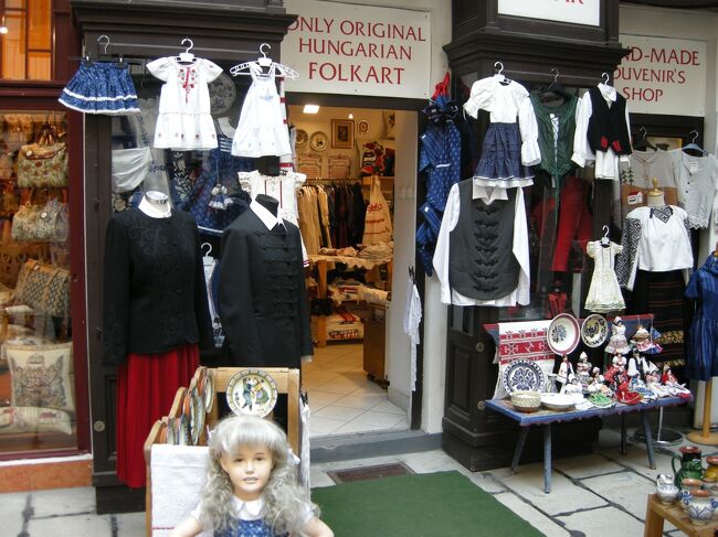 民族衣装っぽい衣服の店のようです。<br />大通りに面していない目立たない場所にも結構いろんな店があるんですね。