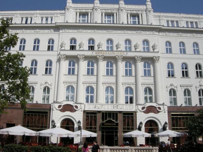 懐かしい「カフェ・ジェルボー」<br />去年も入ったけど、また来てしまった。<br />ヴェレシュマルティ広場にある1858年創業の老舗高級カフェ。<br />ハプスブルク家御用達のカフェだったが、特にシシィに愛されていた事で知られている。<br /><br />ブダペストでは19世紀末にカフェが急増し、1900年には600軒にもなったが<br />その後、衰退していったという。<br />が、このカフェ・ジェルボーとカフェ・ニューヨークは今も同じ場所で営業しており、ブダペストで最も有名なカフェとなっている。