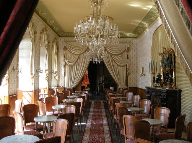こちら側の部屋は豪華な内装で、1997年に改装されているという。<br />19世紀の雰囲気のロココ様式だ。<br />殆どお客さんがいないのは、もしかしたらここはチャージ料とか必要なのかな？