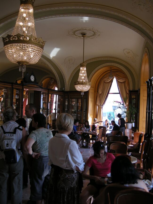 広い店だけど、人気のカフェなので満席のことが多いらしい。<br />ウィンドーに並ぶケーキは上品なカラフルさ。<br /><br />