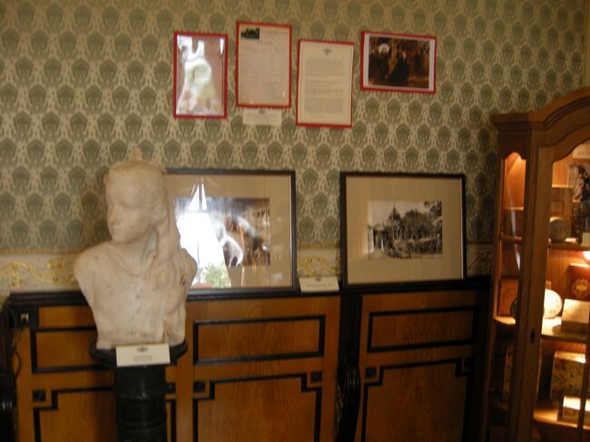 シシィの胸像も。　<br />今もなお、ハンガリーにいかに愛されているか…を感じる。<br />