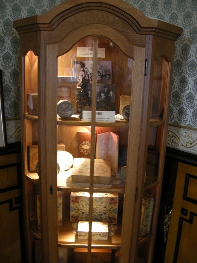 貴重そうな物がカギ付きの棚に納められている。