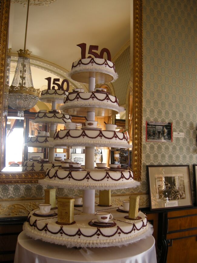 創業150年を記念して造られたケーキでしょうね！<br />固めのマジパンだと思われます。