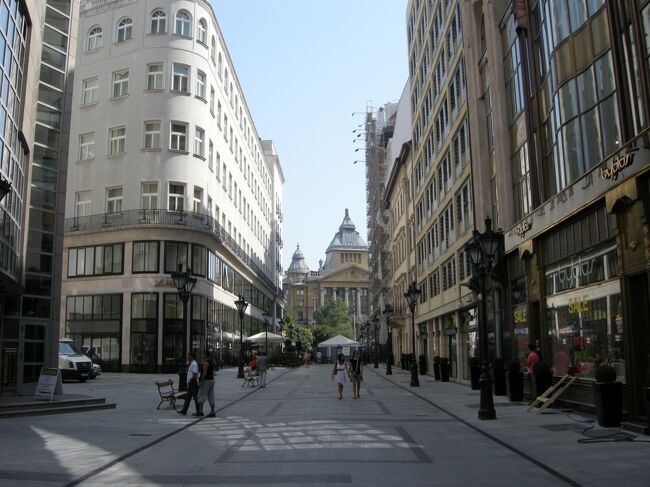 カフェ・ジェルボーを後にして、またテクテク…