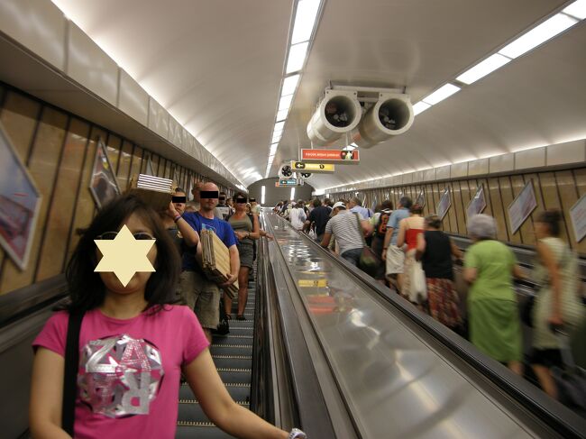 超長いエスカレーターで地下深くまで降りた。