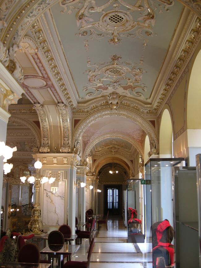 「宮殿」といってもまったく大袈裟ではない、別世界のような華麗なる空間。