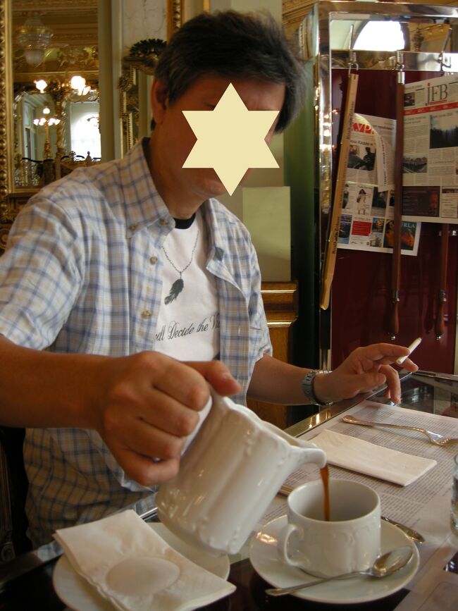 ひととおり店内を巡り、やっと気が済んだ男がコーヒーを飲むようです。