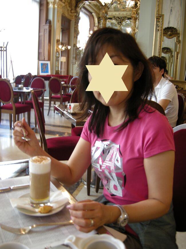 これはいつものメランジェ。　冷房が効いているのでホットでちょうどいい。<br /><br />この建物は上階がホテルになっていることがわかった。<br />後方の若い男性が部屋から降りてきて、慣れたようすでランチを注文し、サッサと食べて部屋に戻っていった。　ように見えたので。