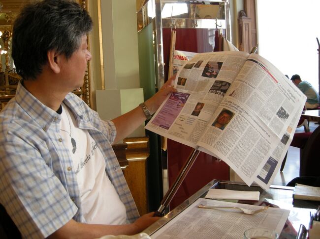 そして、余裕で雑誌を読んで…　いや、見ています。