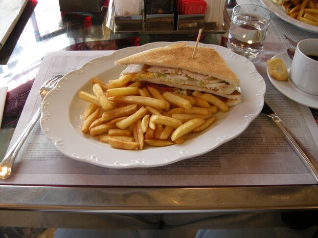 私達もランチにしよう。<br />一番軽そうなものを注文したら、サンドイッチとフライドポテトどっさり！<br />サンドイッチは、焼いた薄いパンに野菜やハムなどの具を挟んであり美味しかった。<br />程よい空調で、実に気持ちよく過ごせました。