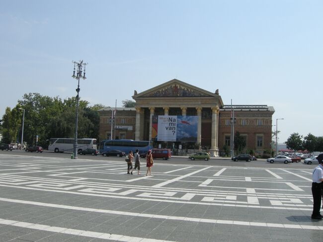 北側に近代美術館。<br />（去年はこのあたりで腹痛に襲われたっけ…>_<)