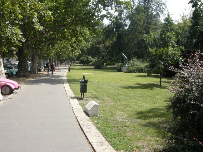 英雄広場のある市民公園は市民の憩いの場のようです。<br />