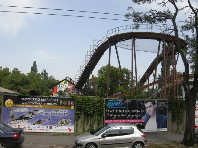 遊園地もあり、セーチェーニ温泉という施設もある。<br />温泉は市内に10か所以上あり、ブダペストは2000年の歴史をもつ温泉都市なのだ。<br />ローマ人によって温泉源が発見され、<br />16世紀オスマントルコの支配下時代に温泉文化が大きく発展したという。<br />19世紀以降は、医療や美容目的にも利用されるようになっている。<br />プールやレジャー施設が付随しているタイプも多く、料金も安いんだとか。<br />が、日本人観光客は殆ど利用しないらしい。（タイトなスケジュール故？）