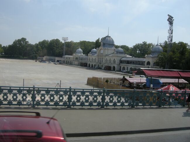 この広い運動場のような場所には、去年は水があり大きな池になっていた。<br />水深はとても浅いんですね。<br />冬にはスケートリンクになるそうだ。（テレビでやっていた）<br />