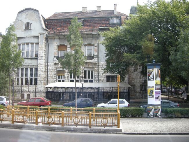 バスはまたアンドラーシ通りを戻っていった。<br />アンドラーシ通りは1872年に造られたメインストリートで、<br />通り沿いに歴史的な建物が多い。