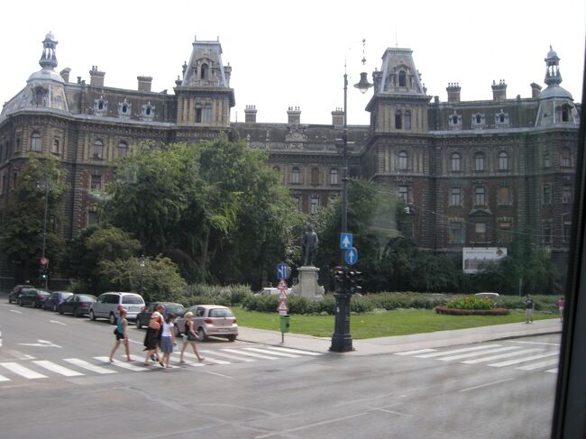 アンドラーシ通りの下はメトロが走っていて、この建物の下にメトロ駅があるらしい。